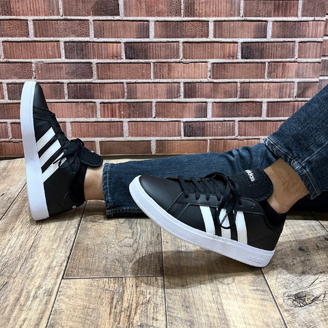メンズ　スポーツブランドスニーカー　（260・265・270・280・290・adidas）