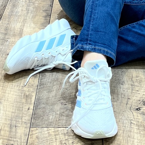 レディース　スポーツブランドスニーカー　（230・235・240・245・250・adidas）