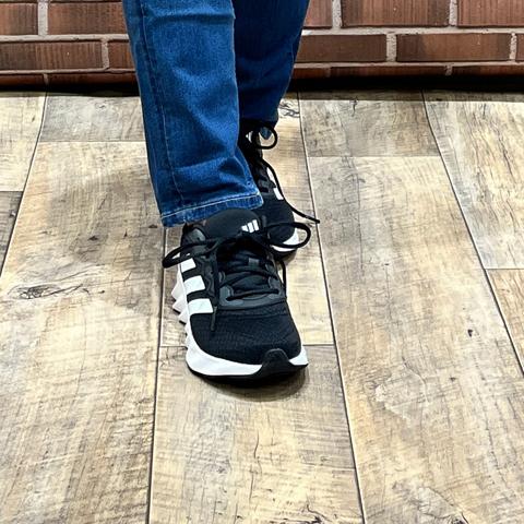 レディース　スポーツブランドスニーカー　（230・235・240・245・250・adidas）