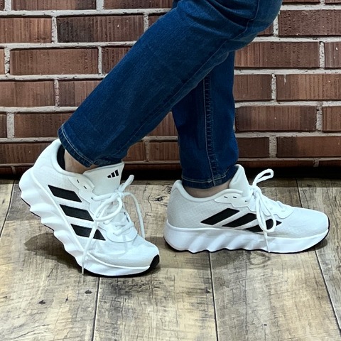 レディース　スポーツブランドスニーカー　（230・235・240・245・250・adidas）