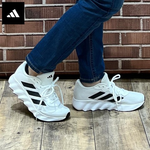 レディース　スポーツブランドスニーカー　（230・235・240・245・250・adidas）