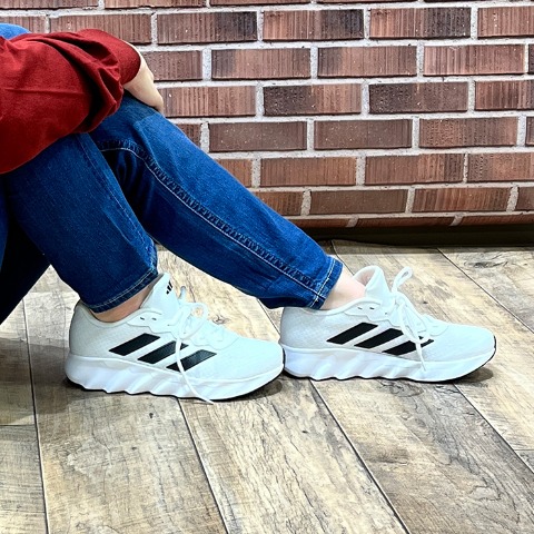 レディース　スポーツブランドスニーカー　（230・235・240・245・250・adidas）