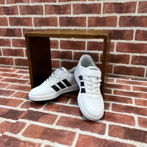 キッズ　シューズ（18・19・20・21cm・adidas）
