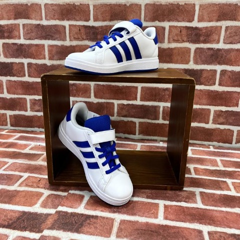 キッズ　シューズ（18・19・20・21cm・adidas）