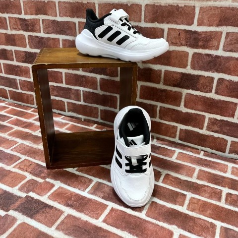 キッズ　シューズ（18・19・20・21cm・adidas）