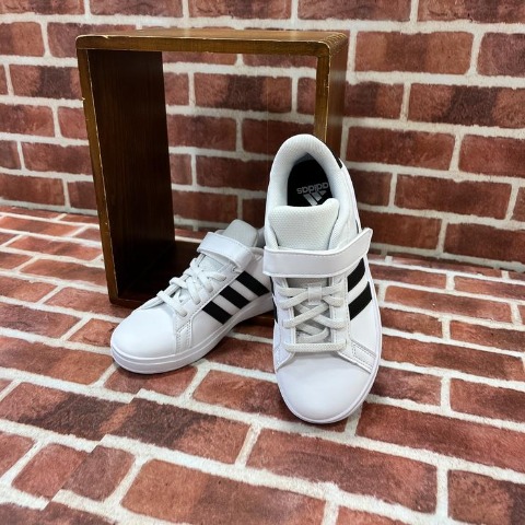 キッズ　シューズ（18・19・20・21cm・adidas）