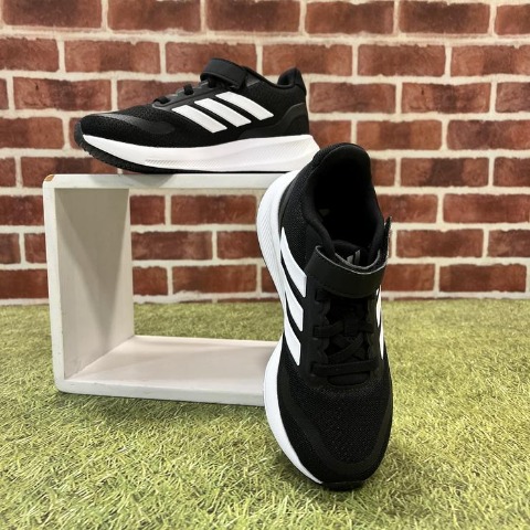 キッズ　シューズ（18・19・20・21cm・adidas）