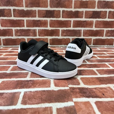 キッズ　シューズ（18・19・20・21cm・adidas）