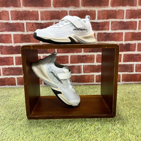 キッズ　シューズ（19・19.5・20・20.5・21・21.5・22cm・瞬足）