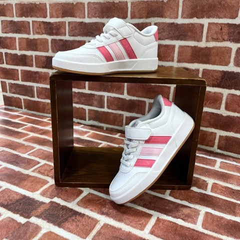 キッズ　シューズ（18・19・20・21cm・adidas）